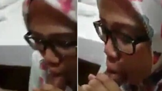 Jilbab Berkacamata Pintar Nyepong Sampai Crot