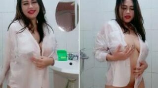 Ngintip Jembut Memek Miya Di Kamar Mandi